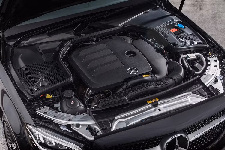 Khác với các phiên bản xe sang Mercedes-Benz C 200 facelift đã ra mắt trước đây, C 200 AMG Line sử dụng động cơ tăng áp 4 xy-lanh 2.0L thay vì động cơ hybrid 1.5L EQ Boost. Động cơ này sản sinh công suất 204 mã lực tại 5.800-6.100 vòng/phút và mô-men xoắn 300 Nm tại 1.600-4.000 vòng/phút. So với động cơ 1.5L EQ Boost, động cơ này mạnh hơn 20 mã lực và 20 Nm.
