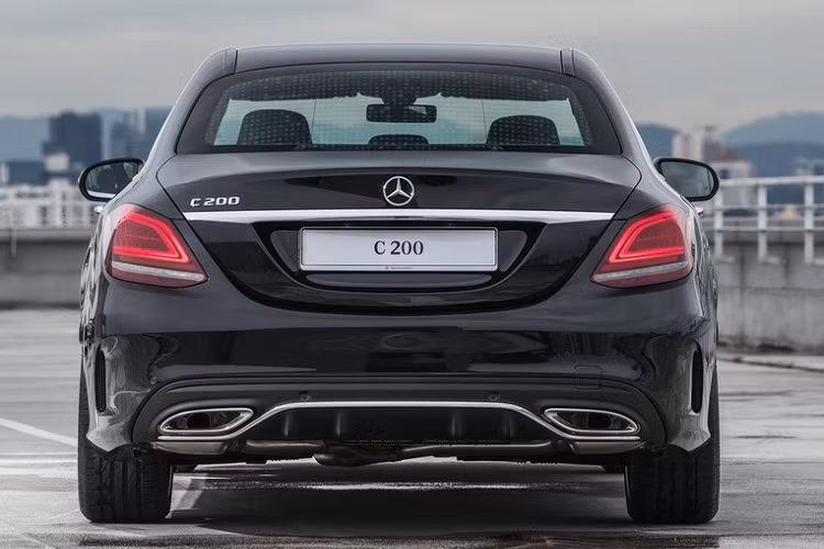 Sau khi ra mắt, C 200 AMG Line thế hệ mới sẽ là mẫu xe rẻ nhất của C-Class tại Malaysia. C 200 AMG Line là phiên bản dành riêng cho thị trường Malaysia, khá giống với cách Mercedes-Benz Việt Nam đã làm với C 180. Thậm chí, 2 mẫu xe này có mức giá gần như tương đương - 59.000 USD và 60.000 USD.