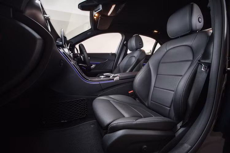 Với gói trang bị AMG, C 200 AMG Line được phủ tone màu đen ở nội thất với trần xe màu than, bảng điều khiển ốp gỗ sồi, vô-lăng bọc da Nappa. Ngoài ra, toàn bộ ghế ngồi trên xe được bọc da nhân tạo Artico.