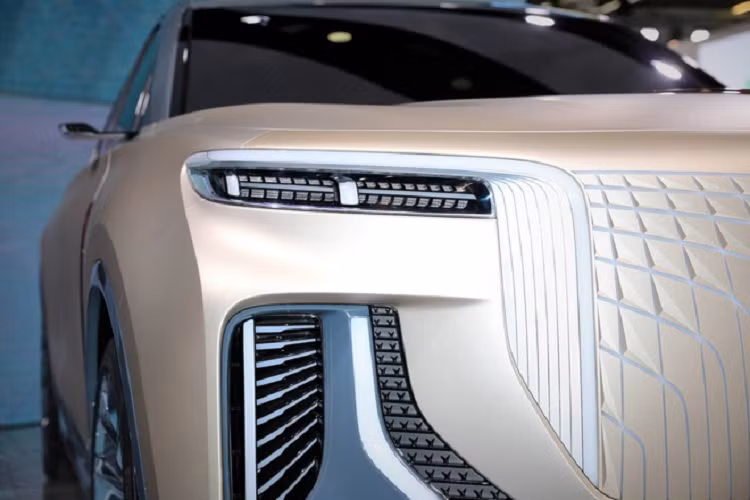 Hongqi E115 2021 mới có lưới giả tản nhiệt gần như phủ kín mặt trước, bánh xe cỡ lớn, camera thay gương chiếu hậu, đèn hậu cực lớn nối với nhau bằng dải đèn LED dày.