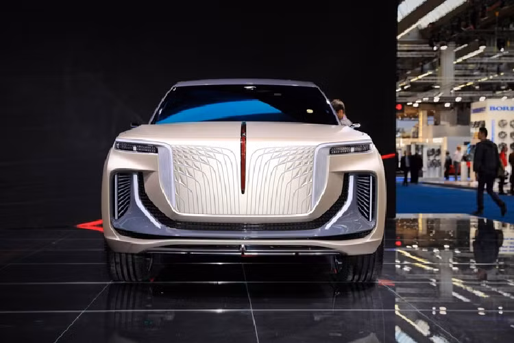 Mẫu xe sang Hongqi E115 là sản phẩm của thương hiệu ôtô Trung Quốc Hongqi (Hồng Kỳ), và được thiết kế từ Gilles Taylor – người từng làm việc cho hãng xe sang Anh quốc Rolls-Royce.