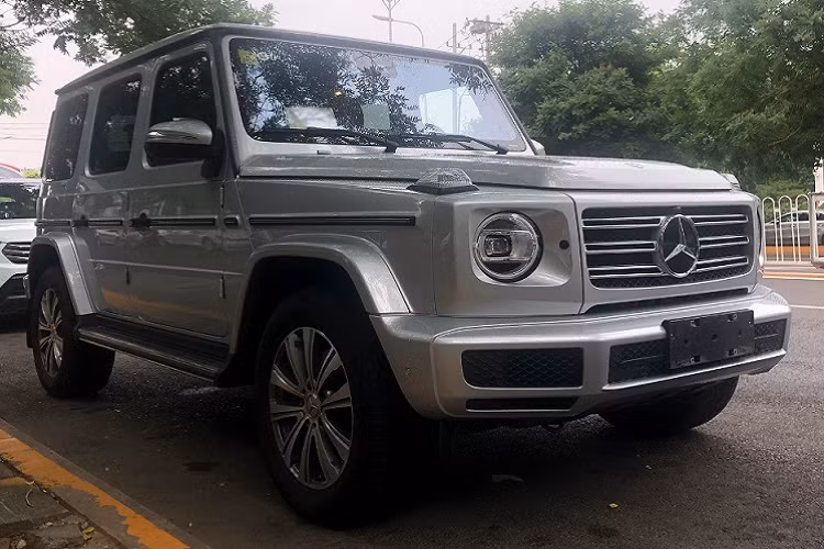 Vào hồi đầu tháng 7 vừa qua, những hình ảnh đầu tiên của Mercedes-Benz G-Class 2021 mới, phiên bản dùng động cơ tăng áp 4 xi-lanh đã bị rò rỉ trên mạng. Đến nay, phiên bản có tên Mercedes-Benz G350 này mới lộ diện hoàn toàn. Chiếc Mercedes-Benz G350 màu bạc này bị bắt gặp trên một con đường thuộc quận Wangjing, gần trụ sở chính của tập đoàn Daimler ở Bắc Kinh. Đằng sau kính lái còn có cả biển số tạm.