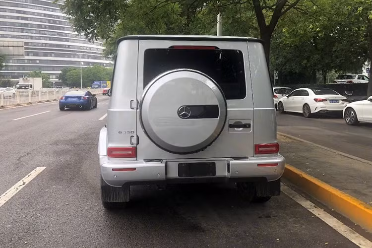 Hiện chưa rõ trang bị cụ thể của Mercedes-Benz G350 tại thị trường Trung Quốc. Trong khi đó, dòng Mercedes-Benz G-Class thế hệ hiện tại được trang bị 2 màn hình kỹ thuật số 12,3 inch dành cho bảng đồng hồ và hệ thống thông tin giải trí, ghế sưởi ấm và dàn âm thanh 7 loa tiêu chuẩn. Trong khi đó, dàn âm thanh vòm Burmester 16 loa, nội thất bọc da designo và gói Active Multicontour Seat bổ sung ghế trước sưởi ấm/thoáng khí/mát-xa cho xe là trang bị tùy chọn.