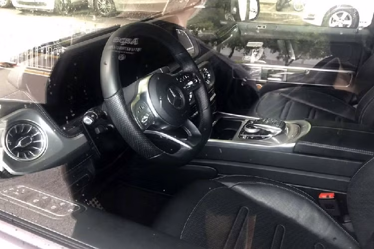 Ngoài động cơ, Mercedes-Benz G350 còn có một điểm khác biệt nữa so với các phiên bản còn lại, đó là vành. Theo đó, Mercedes-Benz G350 dành cho thị trường Trung Quốc dùng bộ vành la-zăng nhỏ hơn. Trừ động cơ và kích thước lốp, Mercedes-Benz G350 không có gì khác biệt về thiết kế so với các phiên bản còn lại. Xe cũng sở hữu thiết kế tổng thể vuông vắn, cứng cáp, cụm đèn pha hình tròn cổ điển, lưới tản nhiệt với 3 nan kép nằm ngang, đèn hậu hình chữ nhật và lốp dự phòng trên cửa cốp sau.