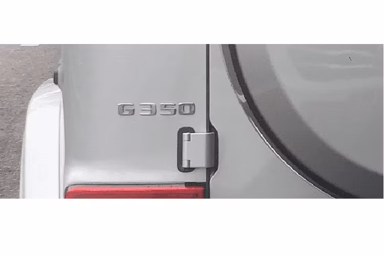 Là phiên bản dành riêng cho thị trường Trung Quốc, Mercedes-Benz G350 2021 mớicó điểm nhấn đáng chú ý nhất là động cơ. Theo đó, mẫu SUV hạng sang này sẽ được trang bị động cơ xăng 4 xi-lanh có tên mã M264, tăng áp, dung tích 2.0 lít, sản sinh công suất tối đa 299 mã lực và mô-men xoắn cực đại 400 Nm. Sức mạnh được truyền tới bánh thông qua hộp số tự động 9 cấp.