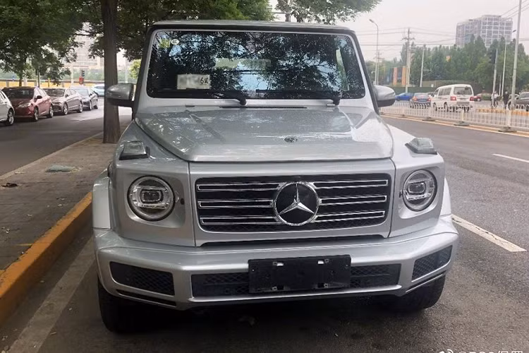 Chưa hết, Mercedes-Benz G-Class còn có khả năng off-road ấn tượng nhờ 3 khóa vi sai độc lập, thiết kế hệ thống treo mới, góc tiếp cận 31 độ, góc thoát 30 độ, góc leo dốc 26 độ, khả năng lội nước 700 mm và chiều cao gầm 241 mm.