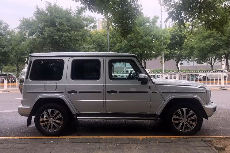 Giá xe Mercedes-Benz G350 tại thị trường Trung Quốc hiện chưa được công bố. Trong khi đó, Mercedes-Benz G-Class hiện đang bán tại Trung Quốc có 2 phiên bản là G500 và Mercedes-AMG G63 với giá bán dao động từ 1.628.000 - 2.228.800 Nhân dân tệ (khoảng 5,35 - 7,32 tỷ đồng). Dự kiến, Mercedes-Benz G350 sẽ chính thức được tung ra thị trường Trung Quốc vào tháng 9 năm nay.
