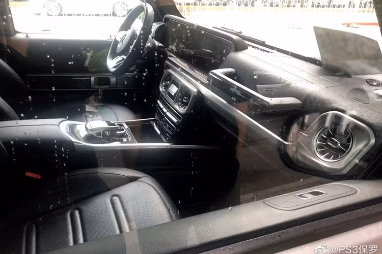 Việc hãng Mercedes-Benz trang bị động cơ dung tích xi-lanh thấp cho dòng G-Class tại thị trường Trung Quốc thực ra không khó hiểu. Tương tự như ở Việt Nam, chính phủ Trung Quốc đánh thuế xe dựa trên dung tích xi-lanh. Với động cơ có dung tích xi-lanh chỉ 2.0 lít, Mercedes-Benz G350 sẽ giảm giá đáng kể, từ đó tiếp cận khách hàng dễ dàng hơn tại thị trường ô tô lớn nhất thế giới này.
