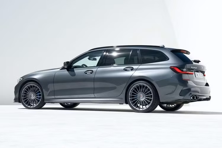 Như vậy, mẫu xe Alpina D3 S mới nhiều hơn 15 mã lực so với mẫu xe gốc BMW M340d. Ngoài ra, D3 S cũng có mô-men xoắn cực đại tăng 30Nm, đạt 730Nm trong khoảng vòng tua 1.750 - 2.750 vòng/phút.