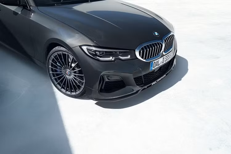 Hãng xe Alpina hứa hẹn rằng D3 S sẽ có phản ứng bướm ga tuyệt vời dù động cơ quay vòng cao hay thấp - điều mà những động cơ dầu diesel hiện đại thường không có. Ngoài ra, đây cũng là lần đầu tiên trên một chiếc BMW Alpina được cung cấp công nghê mild hybrid, bổ sung 11 mã lực, giúp tối đa hóa hiệu quả ở dải động cơ quay vòng thấp.