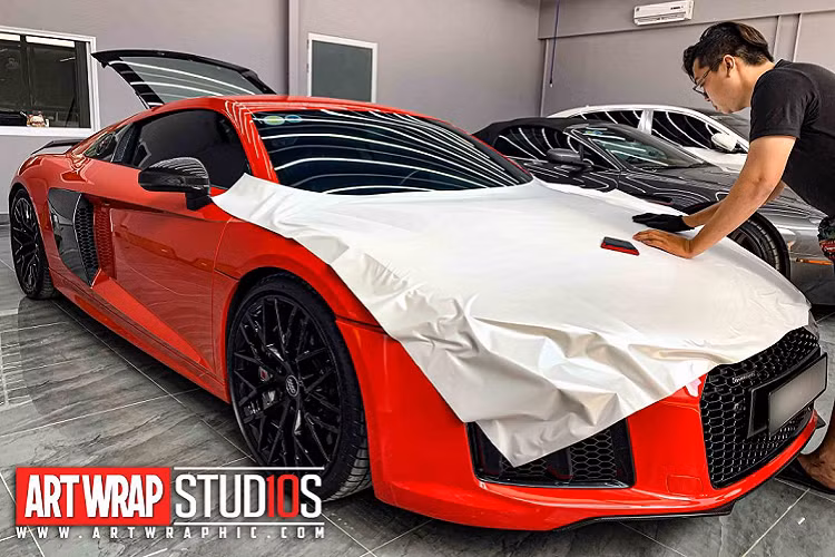 Lớp decal được trang trí thêm không chỉ mang đến cái nhìn mới mẻ cho xe mà còn đem lại vẻ ngoài vô cùng hiếu chiến, giống với những chiếc xe đua Audi R8 LMS. Cụ thể, để tạo điểm nhấn cho ngoại thất, các chi tiết như nắp ca-pô, thân xe và cản sau đều được dán trắng mờ, đi cùng với đó là sự xuất hiện của con số “39” trang trí trên xe theo phong cách của những chiếc xe đua.