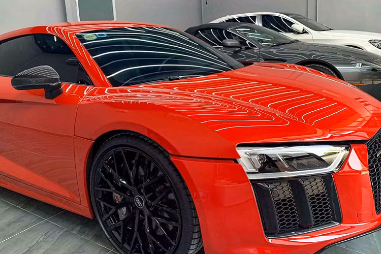 Luôn là thương hiệu đi đầu về công nghệ đèn pha trên xe hơi, Audi trang bị cho R8 cụm đèn chiếu sáng LED tích hợp đèn Laser khá hiện đại có thiết kế sắc sảo. Nắp ca-pô được dập gân mạnh mẽ, phía dưới là khoang hành lí không quá rộng rãi, tuy nhiên vẫn phù hợp cho những chuyến hành trình ngắn ngày.