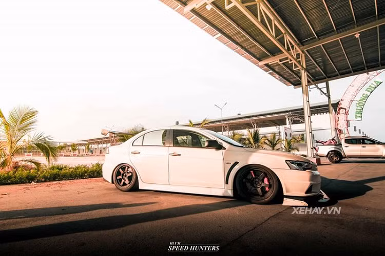 Là một mẫu xe thể thao đường phố, Mitsubishi Lancer Evolution X không thể thiếu đi bộ cánh gió bằng carbon cỡ lớn gắn cố định phía đuôi xe. Cánh gió này ngoài công năng về mặt thẩm mỹ còn mang tới cho xe khả năng ổn định đặc biệt khi chạy ở dải vận tốc cao.
