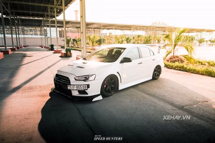 Được biết, khoang nội thất của chiếc Mitsubishi Lancer Evolution X tại Việt Nam này đã được chủ nhân nâng cấp với bộ ghế xe đua Recaro màu đỏ thể thao, đồng hồ đo áp suất dầu và thông số kỹ thuật mới...