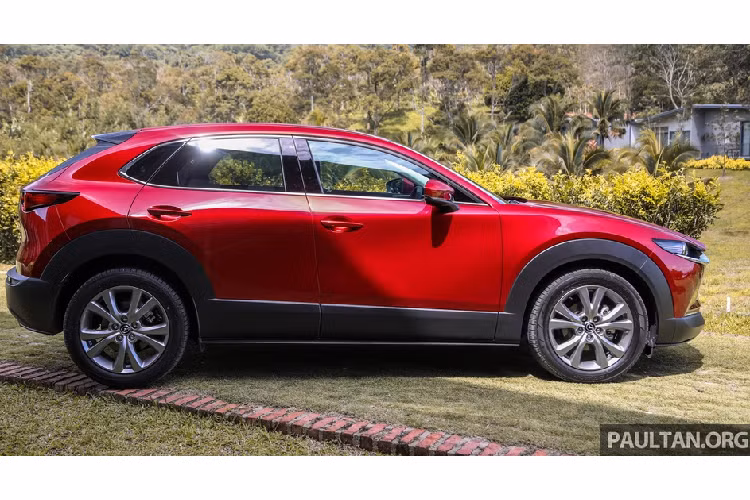 Ra mắt hồi đầu năm 2019, Mazda CX-30 được định hình nằm giữa CX-3 và CX-5. CX-30 được ví von là phiên bản cao lớn của mẫu Mazda3 hatchback do cả 2 đều sử dụng chung nền tảng SkyActiv mới. Kiểu dáng của CX-30 có nhiều nét tương đồng với các sản phẩm hiện tại của Mazda như CX-8, CX-5, Mazda3.