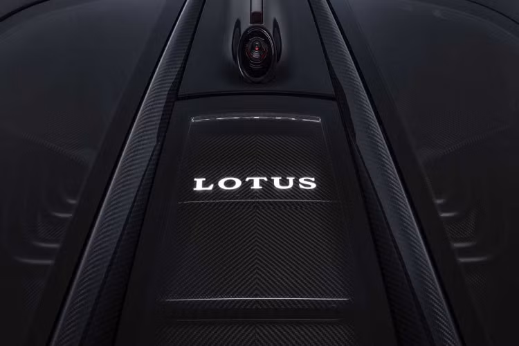 Để đảm bảo Evija có thể trở thành một chiếc Lotus thực sự với khả năng vận hành ấn tượng trên đường đua, hãng đã trang bị cho xe nhiều hốc gió, đường dẫn không khí khắp ngoại thất của xe. Theo Lotus, chiếc xe được “tạo hình bằng gió”.