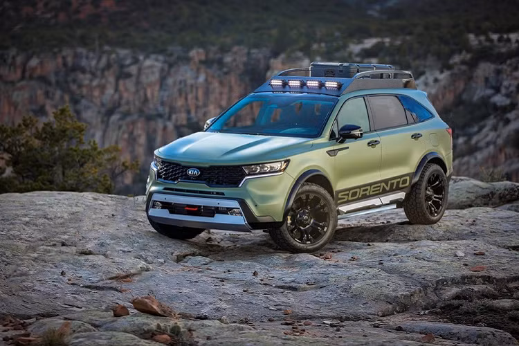 Vào hồi cuối tháng 9 năm nay, hãng Kia đã giới thiệu Sorento thế hệ mới tại thị trường Mỹ. Một trong những điểm nhấn của Kia Sorento 2021 mới chính là phiên bản X-Line với thiết kế thể thao hơn và màu sơn xanh lục đậm chất nhà binh. Để nhấn mạnh hơn khả năng off-road của Sorento X-Line 2021, Kia đã quyết định vén màn cặp đôi xe concept mới mang tên Yosemite và Zion. Hai phiên bản này được phát triển dựa trên Kia Sorento X-Line 2021 và đặt tên theo 2 công viên quốc gia của Mỹ.