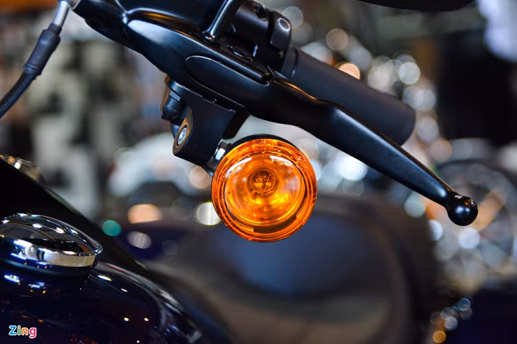 Thay vì bố trí đèn báo rẽ cạnh đèn chính như Road King, Harley-Davidson Road King Special lại có đèn báo rẽ trước đặt trên ghi đông.