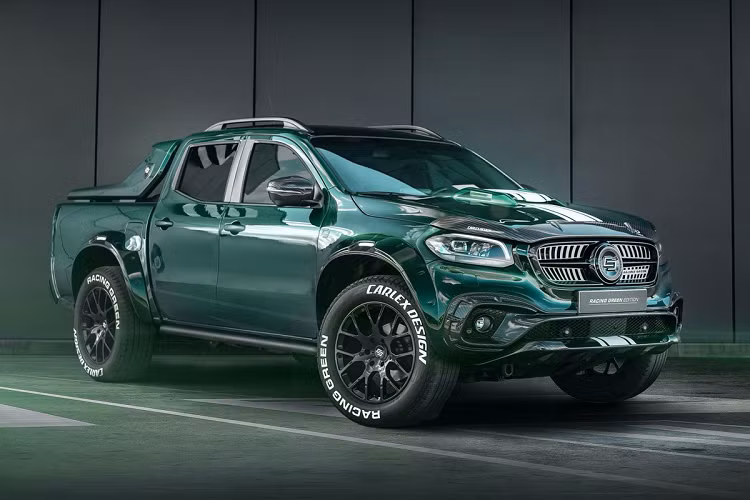 Từ nắp ca-pô, cản trước cho đến các chi tiết bên hông xe Mercedes-Benz X-Class mới đều được ốp carbon, giúp tạo cảm giác thể thao, đồng thời tăng tính khí động học của xe.