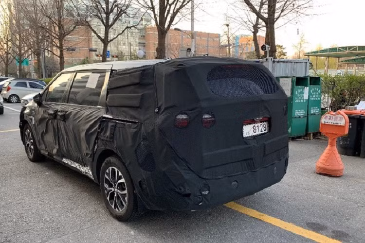 Kia Sedona thế hệ mới hiện nay có lẽ đang ở giai đoạn cuối cùng của quá trình phát triển. Trước đó, cánh săn ảnh đã từng nhiều lần bắt gặp mẫu xe MPV này chạy trên đường thử với thiết kế hiện đại và sang trọng hơn.
