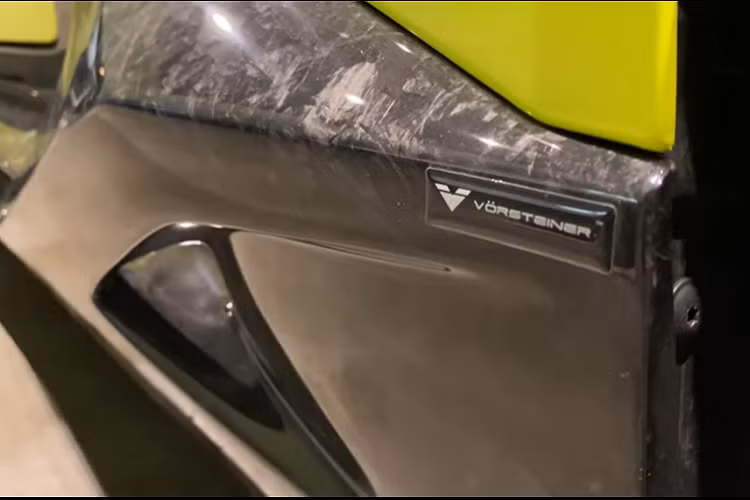 Riêng bộ kit thân vỏ bằng carbon đúc lấy từ công ty Vorsteiner cũng đủ khiến chiếc Huracan này trông giống một siêu xe triệu đô. Chi tiết những phụ tùng nâng cấp bao gồm lỗ thông gió trên bánh trước, và cả những tấm ốp sườn táo bạo.
