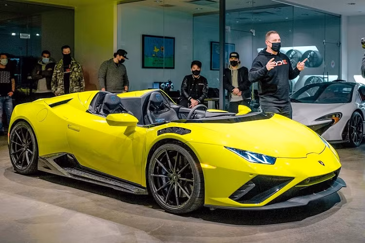 Những chiếc xe thể thao mui trần kiểu speedster luôn có một sức cuốn hút kỳ lạ, và đó là lý do tại sao dân độ vẫn thường tự ý “cắt nóc” những chiếc xe vốn lành lặn nhưng tiếc là không có bản speedster chính hãng. Trong khi thương hiệu Lamborghini không thiếu những siêu xe mui trần hấp dẫn, mẫu siêu xe Lamborghini Huracan phổ biến lại chưa bao giờ có lấy một phiên bản “2 chỗ nóc mở thoáng mát”.
