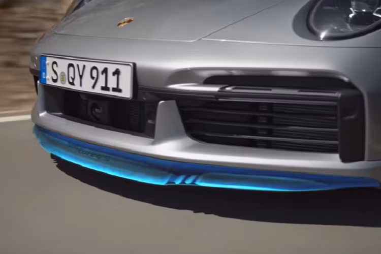 Trên 911 Turbo S thế hệ mới, hệ thống này đã được cải tiến với một thiết lập bổ sung hoạt động ở chế độ Wet của xe. Ở thiết lập này, hệ thống sẽ điều chỉnh để tối ưu khí động học ở phía sau và trục sau của xe, tạo nên sự cân bằng cần thiết khi hoạt động ở điều kiện đường trơn trượt.