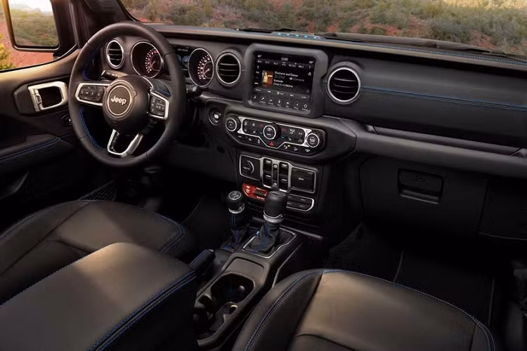 Với hệ truyền động hybrid mới, khả năng off-road của của Wrangler sẽ còn trở nên lợi hại hơn nữa khi hệ dẫn động 4x4 có thể nhận lực mô-men xoắn ngay lập tức nhờ mô tơ điện, cho phép kiểm soát chuẩn xác hơn đối với việc leo dốc và vượt qua đá tảng. Các tài xế sẽ không còn cần đợi động cơ tăng vòng tua để khiến lốp chuyển động nữa.