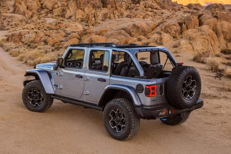 Hai mẫu xe Jeep Renegade 4xe và Compass 4xe đã được bán ở các thị trường nước ngoài trong mùa hè và Wrangler 4xe sẽ sớm ra mắt. Mặc dù Wrangler 4xe trông rất giống Wrangler Unlimited thế hệ hiện tại, nó chỉ có bản 4 cửa và trang bị một khối động cơ tăng áp 4 xi-lanh, dung tích 2.0 lít tân tiến kết hợp hai mô tơ điện và một cụm pin 17 kWh, 400 volt. Cụm pin được đặt bên dưới hàng ghế thứ hai. Sự kết hợp này mang tới tổng công suất dự tính 350 mã lực và 599 Nm mô-men xoắn cực đại.