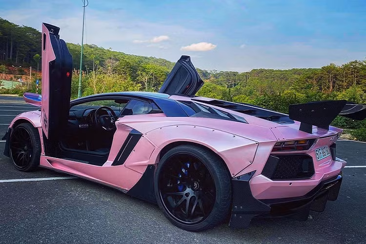 Ngoài màu hồng được dán bằng đề-can, chiếc siêu xe Lamborghini Aventador LP700-4 độ phiên bản giới hạn Liberty Walk này còn có nhiều chi tiết bằng carbon để tạo điểm nhấm. Các đồ chơi này đều đến từ gói độ mang tên gọi Lamborghini Aventador Limited Edition 50 chỉ dành cho 50 siêu xe Lamborghini Aventador trên thế giới.