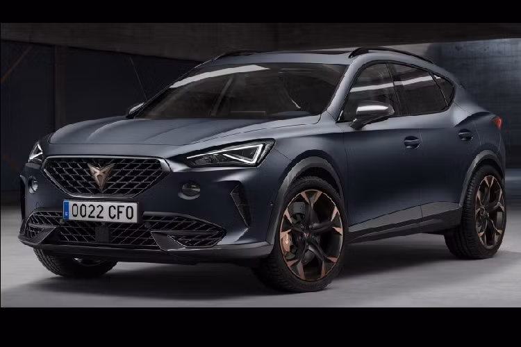 Việc bàn giao mẫu xe Formentor 2020 mới sẽ bắt đầu được triển khai vào quý cuối năm nay. Khách hàng có thể lựa chọn giữa biến thể TSI 2.0 lít với công suất 305 mã lực hoặc phiên bản PHEV với phiên bản TSI với công suất kết hợp 148 mã lực và một động cơ điện sản sinh công suất 113 mã lực.