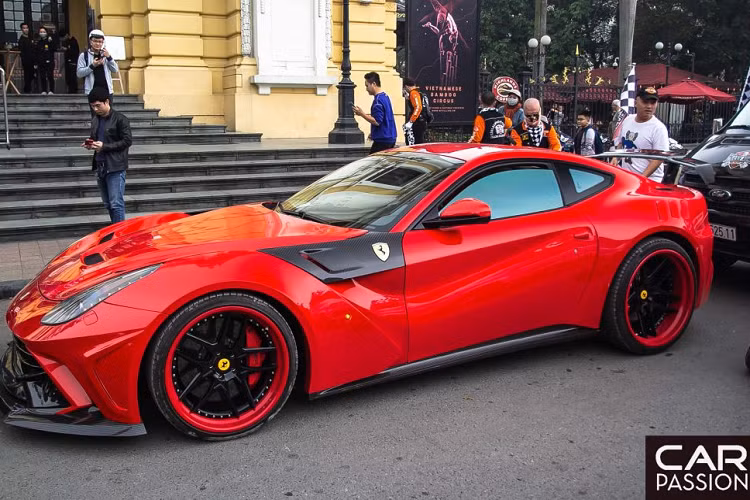 Kể từ khi được đưa về nước vào năm 2016, chiếc Ferrari F12 Berlinetta tại Việt Nam đã trải qua rất nhiều những lần thay đổi ngoại hình, nổi bật nhất chính là việc lớp sơn màu đỏ sẫm nguyên bản đã được sơn lại thành màu đỏ truyền thống Rosso Corsa của thương hiệu Ferrari.