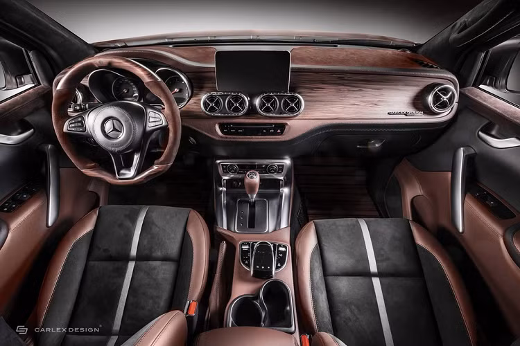 Bên trong X-CLass gây ấn tượng với tone màu nâu chủ đạo đến từ vật liệu gỗ và da Alcantara. Vô-lăng và khu vực táp-lô được ốp gỗ, trong khi vật liệu da được dùng cho viền cửa, cần số, ghế ngồi...