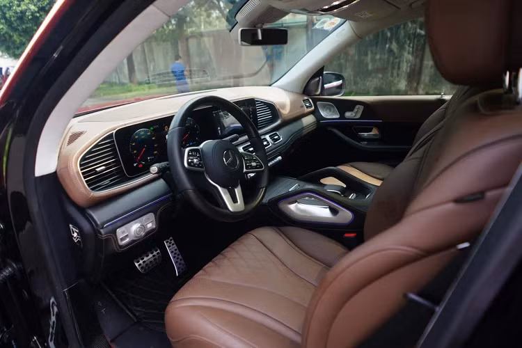 Đối với không gian nội thất, toàn bộ ghế ngồi trên xe được nhập lẻ từ xe Maybach với cấu hình chỉ 4 chỗ ngồi. Chính vì vậy, hệ thống ghế này đều được bọc da cao cấp kèm các chức năng như massage, sưởi/làm mát, có bệ đỡ chân. 