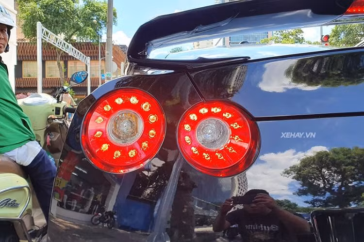 Về truyền động, Nissan GT-R đời 2009 trong bài viết được trang bị khối động cơ V6 tăng áp kép 3.8L, sản sinh công suất tối đa 478 mã lực và 588 Nm mô-men xoắn cực đại. Đi kèm với đó là hộp số bán tự động 6 cấp và hệ dẫn động 4 bánh toàn thời gian. Từ đó, GT-R chỉ mất khoảng thời gian 3,5 giây để tăng tốc từ 0 - 100 km/h, trước khi đạt vận tốc tối đa tới 309 km/h.