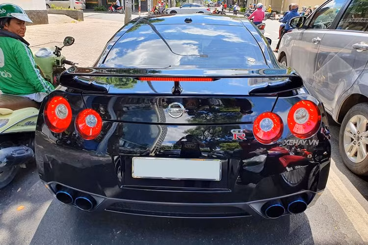 Cận cảnh bộ mâm đa chấu màu vàng đồng nổi bật của chiếc GT-R. Là một mẫu xe thể thao đường phố nên trang bị nội thất không phải điểm mạnh của Nissan GT-R. Mẫu xe này sở hữu một khoang cabin khá đơn giản với một số trang bị như hệ thống điều hoà 2 vùng độc lập, âm thanh Bose với hai loa Subwolfer, cấu hình ghế 2+2, vô-lăng 3 chấu bọc da kèm lẫy chuyển số...