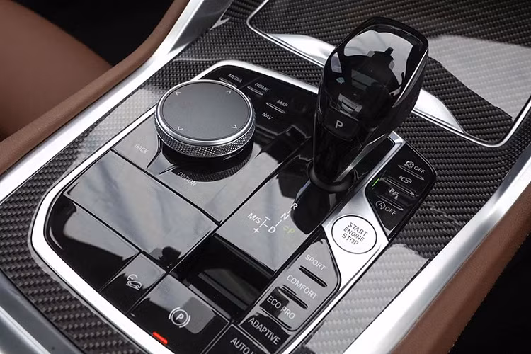 Bước vào bên trong BMW X6 2020, khách hàng Thái Lan được chào đón bằng ghế trước thể thao chỉnh điện với tính năng nhớ vị trí, nội thất bọc da Vernasca, những chi tiết ốp trang trí bằng sợi carbon và trần xe bọc da Anthracite.
