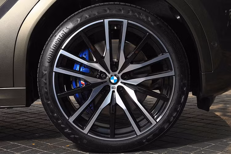 Bên ngoài, BMW X6 2020 tại Thái Lan được trang bị gói phụ kiện M Drive thể thao tiêu chuẩn, bao gồm cản va thể thao trước/sau. Ngoài ra, xe còn có gói phụ kiện khí động lực học M Aerodynamics và những chi tiết ngoại thất màu đen bóng Shadow Line do bộ phận BMW Individual tạo ra.