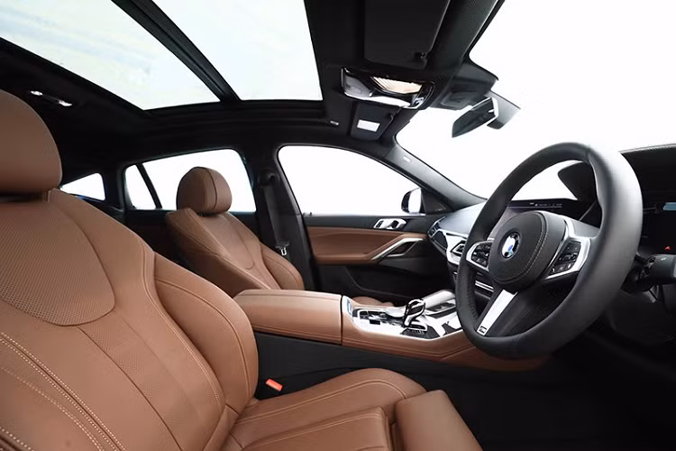 Tiếp đến là cụm đèn pha BMW Laserlight hiện đại, lưới tản nhiệt hình quả thận đôi phát sáng, cửa sổ trời toàn cảnh Panorama, cửa tự hít, hệ thống xả thể thao M Sport, bộ vành hợp kim nhẹ M 22 inch với chấu kép phong cách và hệ thống treo thích ứng M.