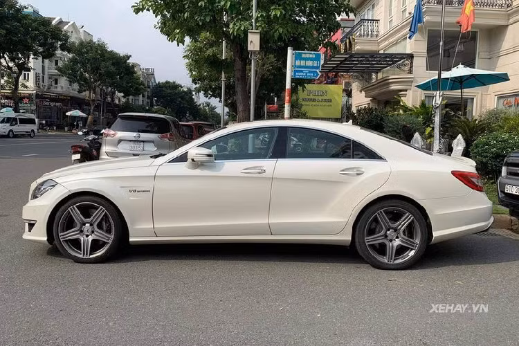 Mercedes-AMG CLS 63 còn được trang bị đáng kể các công nghệ an toàn hiện đại như hệ thống tự động bảo vệ Pre-safe, ổn định thân xe, hỗ trợ lực phanh khẩn cấp, chống trượt, hỗ trợ đỗ xe vào khoảng trống, camera hỗ trợ quan sát ban đêm và 8 túi khí.