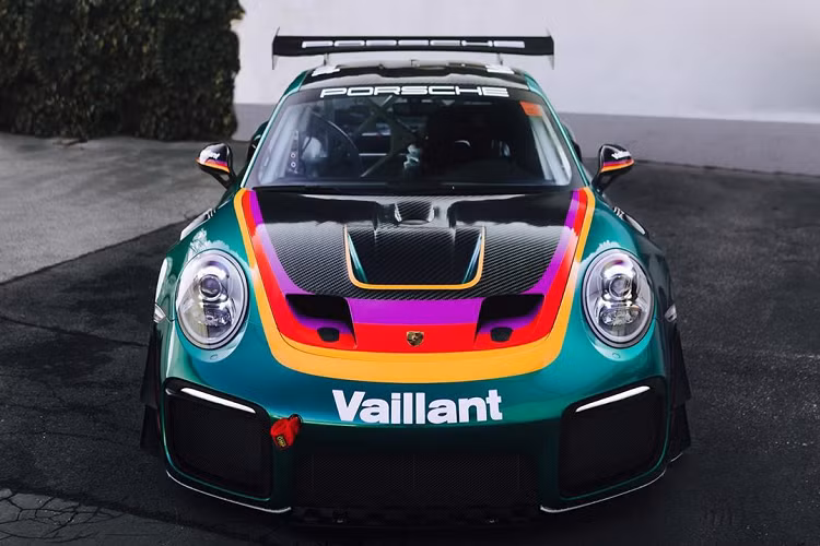 Nếu những chiếc GT2 RS chưa đủ để làm bạn hài lòng, thương hiệu xe này mang tới cho bạn một sự lựa chọn với số lượng cực kỳ giới hạn – Porsche 911 GT2 RS Clubsport. Đây là một phiên bản giới hạn chỉ dành riêng cho việc vận hành trên đường đua.
