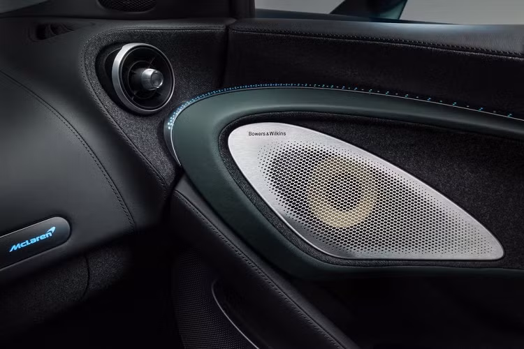 Dòng Grand Tourer của McLaren chính là một bức tranh tinh xảo và thanh lịch của nghệ thuật và tôi cũng hy vọng tia sáng này sẽ truyền cảm hứng tới mọi chủ sở hữu của McLaren trong công cuộc cá nhân hóa một mẫu xe GT, mui trần, thể thao, xe đua hay thậm chí chính là chiếc McLaren Elva mới này của chúng tôi,” trích lời chia sẻ của Giám đốc Điều hành MSO – ông Ansar Ali.