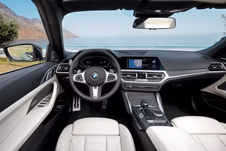 Ở bên trong, BMW 4-Series Convertible được phủ trong vật liệu giả da Sensatec hoặc da Vernasca cao cấp. Chiếc xe thể thao sở hữu hệ thống thông tin giải trí iDrive 7.0 mới nhất với màn hình cảm ứng trung tâm 8,8 inch (hoặc 10,3 inch), bảng đồng hồ kỹ thuật số 12,3 inch.