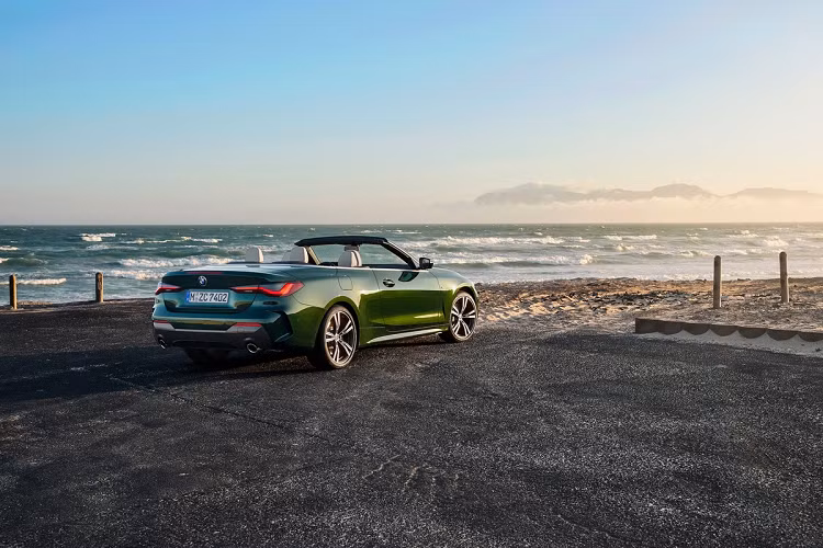 BMW 420i thế hệ mới sử dụng động cơ 4 xy-lanh tăng áp, dung tích 2.0L sản sinh công suất 181 mã lực và mô-men xoắn 300 Nm. Các trang bị đi kèm theo xe gồm mâm 19 inch, hàng ghế trước thể thao có sưởi, nội thất bọc da, điều hòa 3 vùng, màn hình HUD, sạc điện thoại không dây...