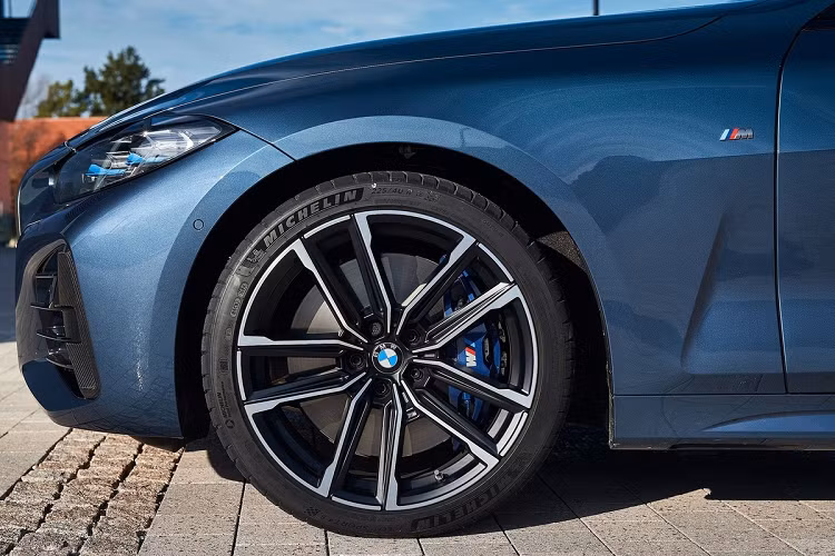 Các trang bị tiêu chuẩn của 430i gồm hệ thống treo thích ứng của M, kẹp phanh M, hệ thống trợ lái thể thao, hỗ trợ đỗ xe...