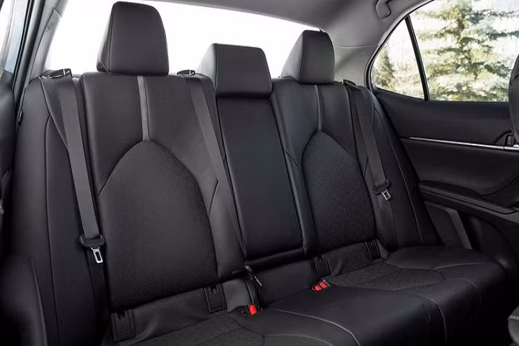 Hệ dẫn động 4 bánh sẽ chỉ được Toyota tích hợp với khối động cơ 2.5L, 4 xi-lanh tiêu chuẩn, sản sinh công suất tối đa 205 mã lực trên phiên bản Camry XSE và momen xoắn cực đại 251 Nm. Trong khi đó, các phiên bản Toyota Camry LE, SE và XLE có mức công suất tối đa là 202 mã lực. Ngoài ra, phiên bản động cơ V6 vẫn sẽ sử dụng hệ dẫn động cầu trước.