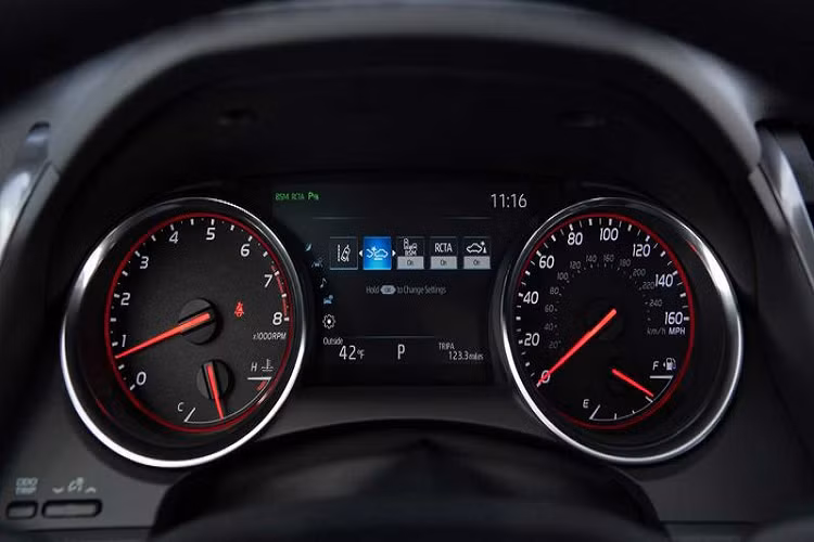 Khi các máy tính trên Camry phát hiện tình trạng trượt bánh ở phía trước, khớp nối sẽ móc vào trục truyền động, truyền 50% momen xoắn của động cơ tới cầu sau. Toyota cho biết hệ thống Dynamic Torque Control này cung cấp khả năng vận hành linh hoạt và mạnh mẽ nhưng không làm ảnh hưởng đến khả năng tiết kiệm nhiên liệu của chiếc xe.