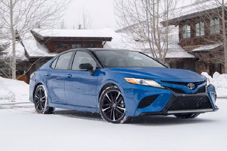 Tuy nhiên, hãng xe Toyota đã gây bất ngờ khi công bố phiên bản AWD cho dòng xe “sedan quốc dân” Camry với hệ dẫn động 4 bánh. Thành thật mà nói, mặc dù Toyota Camry 2020 mới quả thực không phải là một mẫu xe thực sự cần đến hệ dẫn động 4 bánh, nhưng nó mang lại cho chiếc xe khả năng tăng tốc cực tốt và giảm đáng kể tình trạng trượt bánh trên đường.