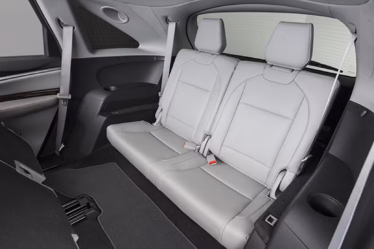 Bảng táp-lô MDX được thiết kế tối giản, trang bị một cặp màn hình cảm ứng trung tâm kích thước 7 inch bố trí phía dưới bảng điều khiển trung tâm và một màn hình 8 inch ở phía trên, điều hoà tự động 3 vùng độc lập, hệ thống giải trí cho hàng ghế sau với màn hình ốp trần kích thước 16,2 inch 