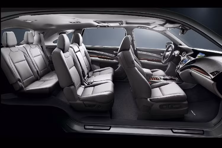 Acura là thương hiệu xe sang của hãng xe Honda, nội thất MDX được trang bị khá đầy đủ tiện nghi cao cấp với ghế ngồi bọc da, hàng ghế trước chỉnh điện, trang bị cửa sổ trời. Nội thất được thiết kế 3 hàng ghế với hàng ghế thứ 3 khá rộng rãi tương đương với hàng ghế thứ 3 trên mẫu Honda Pilot. 
